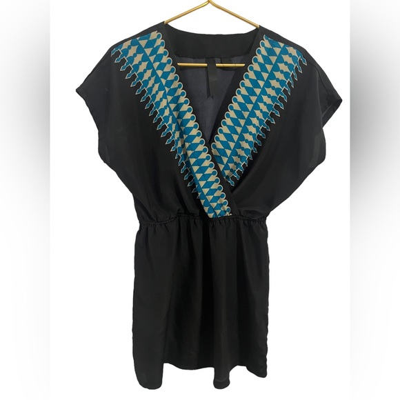 Tops - Black top with V neck pattern and elastic waist